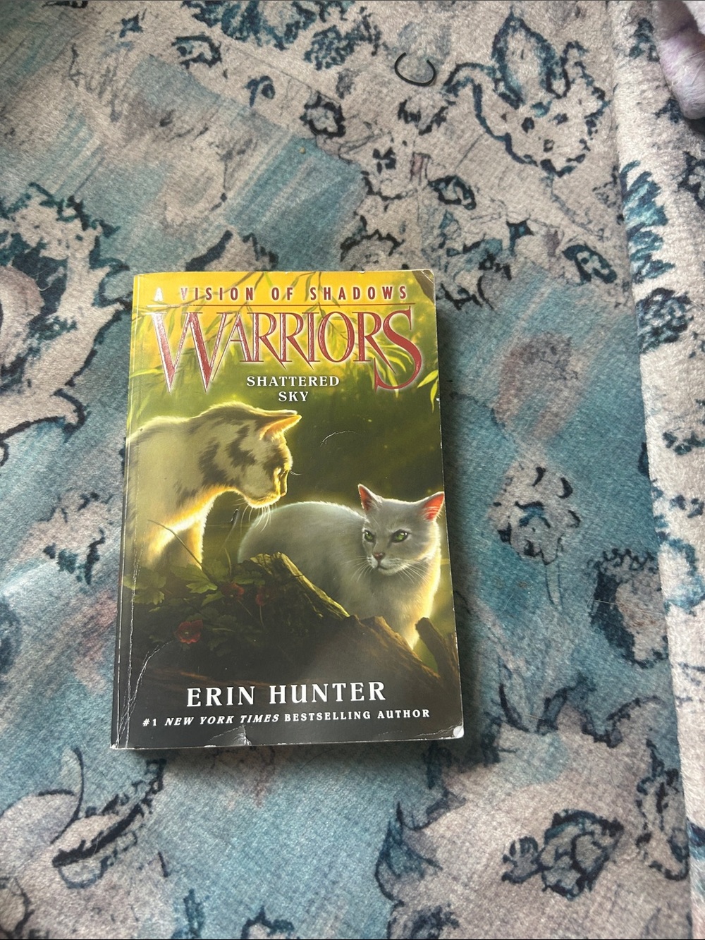 Hunter Warriors: Shattered Sky - Yellow Green Illustrated Cover